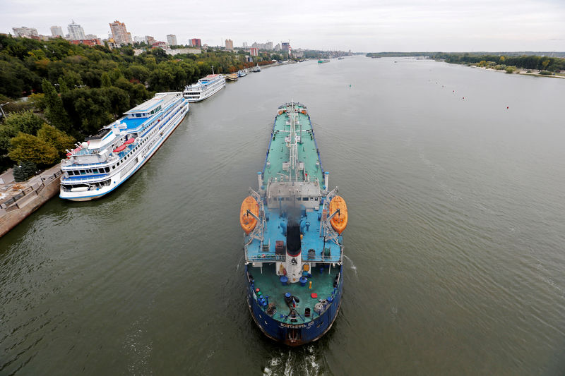 © Reuters. FILE PHOTO: An oil tanker sails along the Don River in Rostov-on-Don