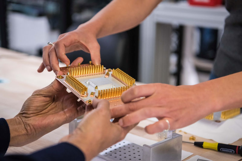 © Reuters. A handout picture shows a component of Google's Quantum Computer in the Santa Barbara lab