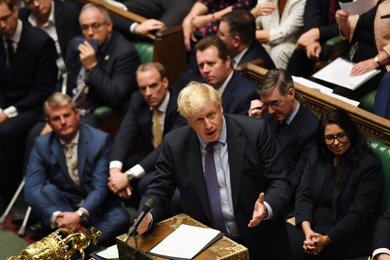 © Reuters. El primer ministro de Reino Unido, Boris Johnson, es visto en la Cámara de los Comunes en Londres, Reino Unido, el 22 de octubre de 2019