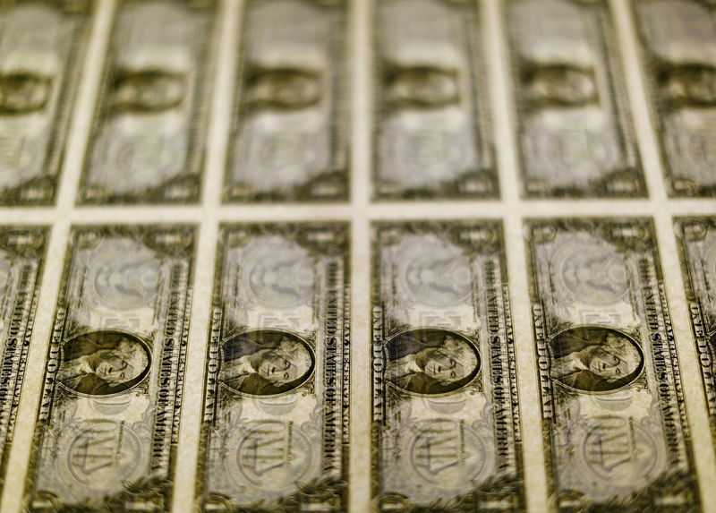 Dólar passa a ter leve queda com foco em votação de destaques da Previdência