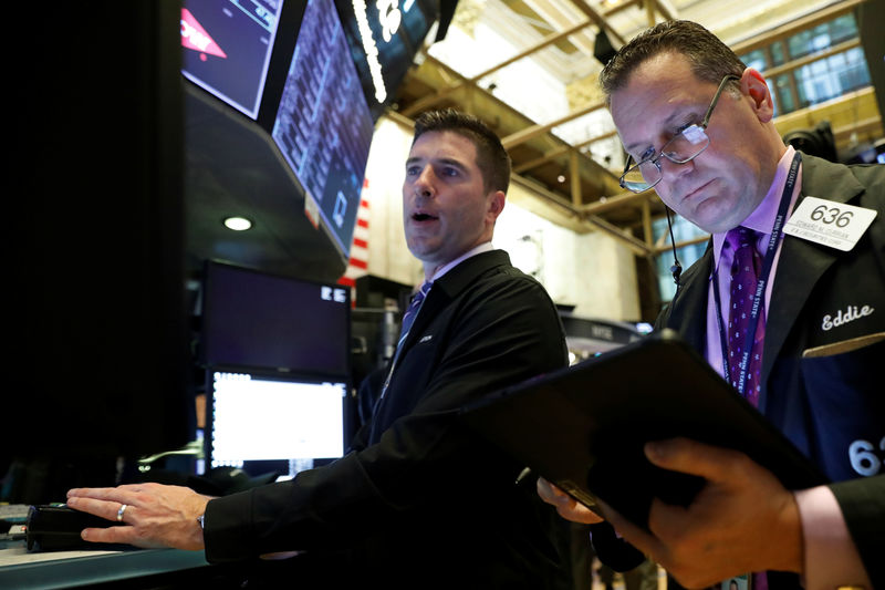 Índices de Wall Street fecham em alta, mas ações de semicondutores recuam