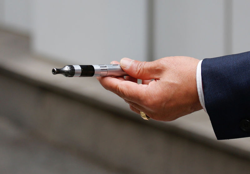 © Reuters. A man uses a vape device in Seoul