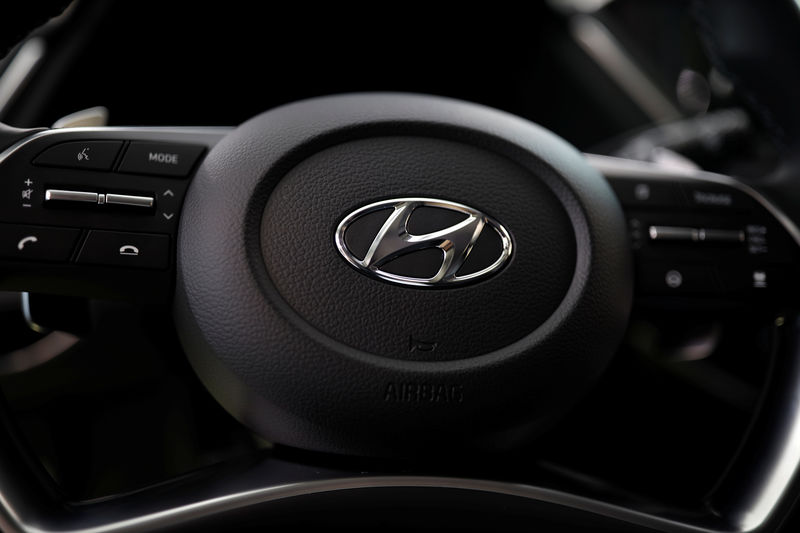 © Reuters. The logo of Hyundai Motors is seen on a steering wheel of a all-new Sonata sedan on display at the company's headquarters in Seoul