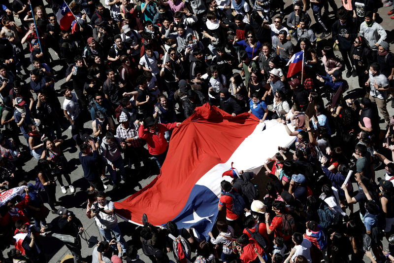 Chile recibe los anuncios de Piñera con una huelga y manifestaciones masivas