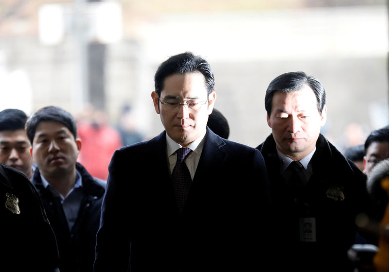 © Reuters. FILE PHOTO: Samsung Group chief, Jay Y. Lee, arrives for a court hearing to review a detention warrant request against him at the Seoul Central District Court in Seoul
