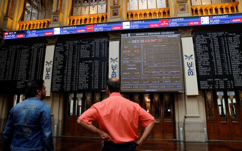 © Reuters. Los paneles electrónicos en la Bolsa de Madrid, en Madrid, España, el 24 de junio de 2016