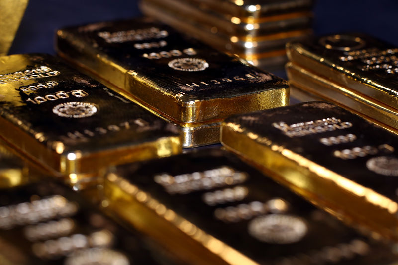 الذهب يهبط مع انتظار المستثمرين وضوحا بشأن بريكست