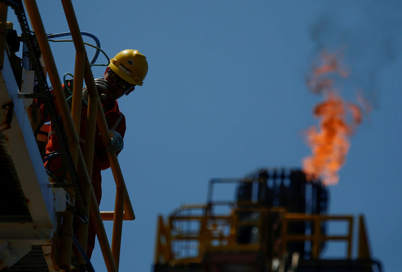 © Reuters. FILE PHOTO: A Rosneft Vietnam employee looks on at the Lan Tay gas platform in the South China Sea off the coast of Vung Tau