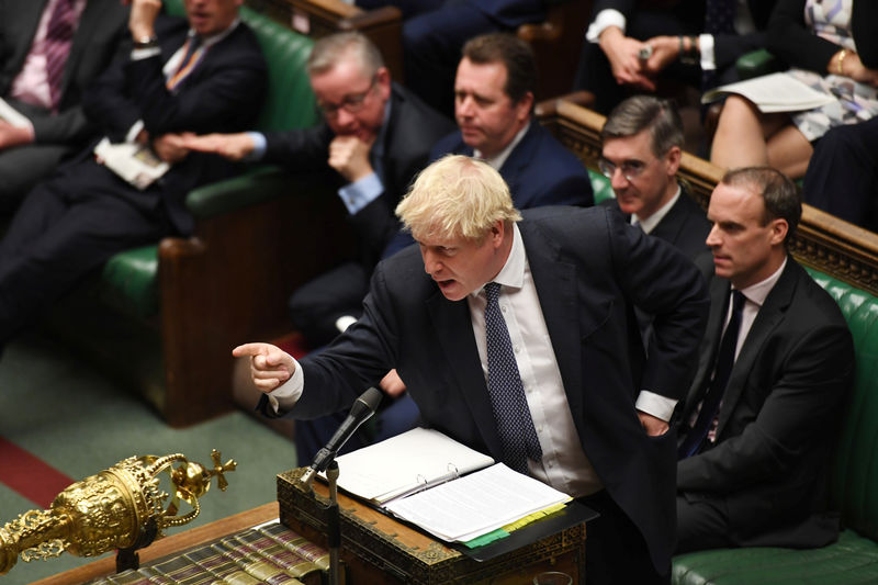 © Reuters. El primer ministro de Reino Unido, Boris Johnson, en la Cámara de los Comunes en Londres