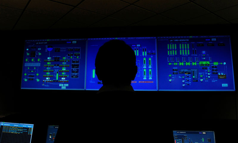 © Reuters. FILE PHOTO: An employee works inside the control room at Drax power station