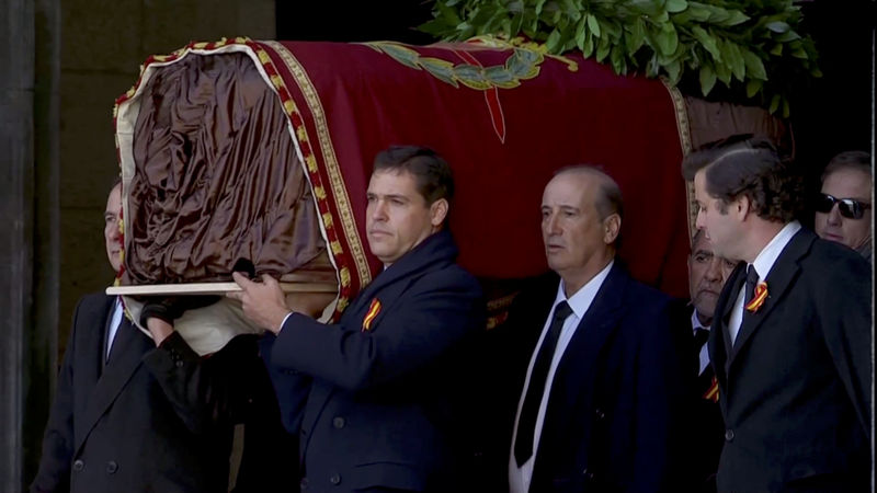 Restos mortais de ditador espanhol Francisco Franco são exumados