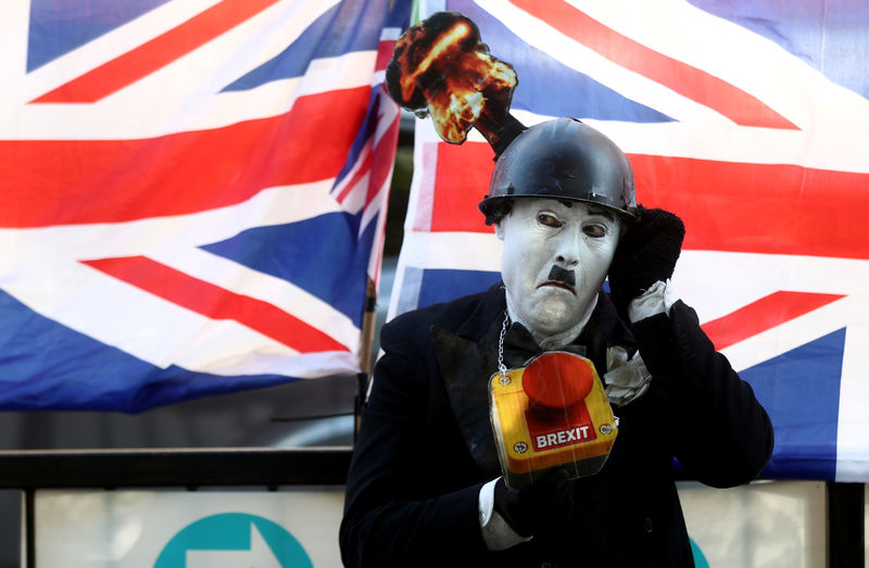 UE estuda adiamento do Brexit; Reino Unido diz que acordo de Johnson é definitivo