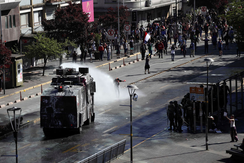 © Reuters. Un vehículo de la policía antidisturbios durante una protesta contra el modelo económico estatal de Chile en Concepción, Chile, el 23 de octubre de 2019