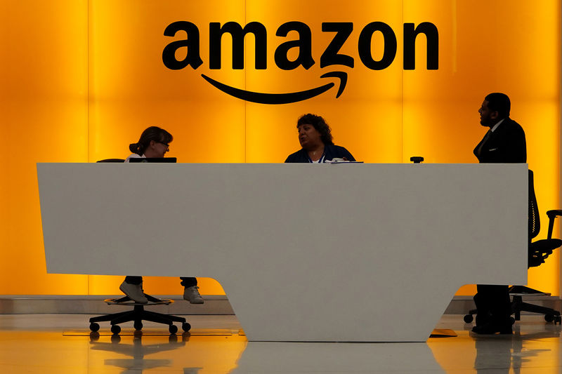 © Reuters. Amazon office front desk pictured in Manhattan, New York