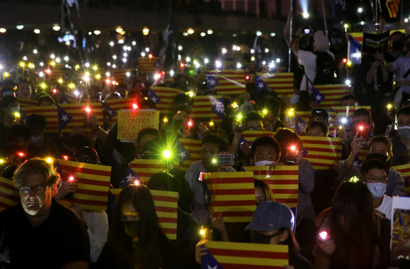 Manifestantes pró-democracia de Hong Kong defendem independência da Catalunha