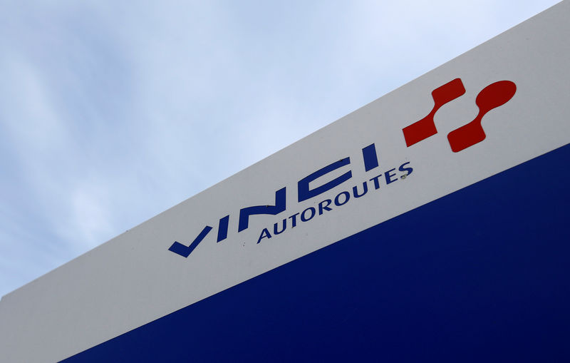 © Reuters. The logo of Vinci is pictured on the A62 motorway in Saint-Jory near Toulouse