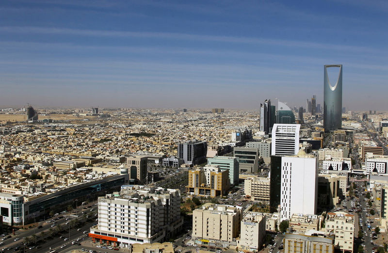 © Reuters. FILE PHOTO: View shows buildings with the Kingdom Centre Tower in Riyadh