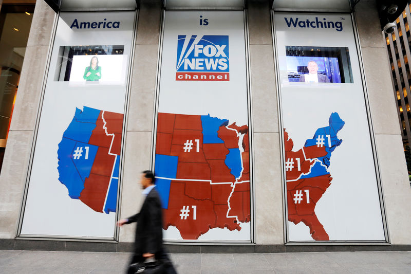 © Reuters. Una persona camina por las oficinas de Fox News después de que se anunció que el presentador de noticias Shepard Smith había abandonado la red en la ciudad de Nueva York