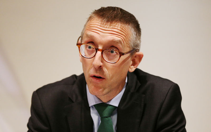 © Reuters. Britain's Deputy Governor for Prudential Regulation and Chief Executive Officer of the Prudential Regulation Authority Sam Woods speaks during the Bank of England's financial stability report at the Bank of England in the City of London