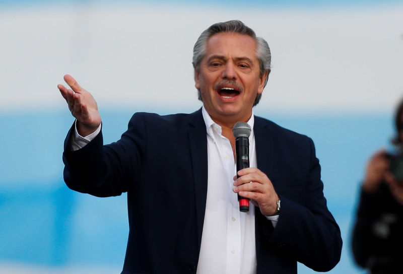 © Reuters. Argentina's presidential candidate Alberto Fernandez and his running mate former President Cristina Fernandez' closing campaign rally in Mar del Plata