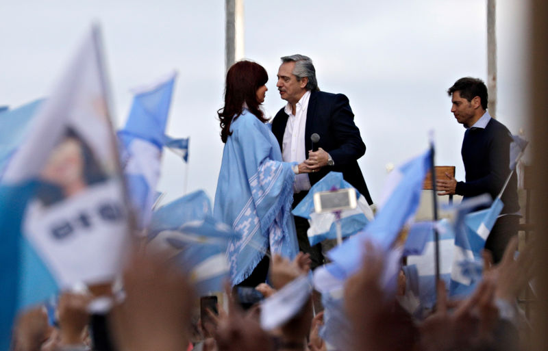 Fernández e Macri encerram campanhas presidenciais na Argentina