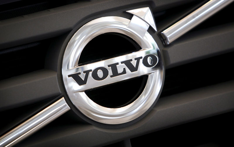 © Reuters. FILE PHOTO: The Volvo logo on the front grill of a truck in a showroom at the company's Gothenburg headquarters