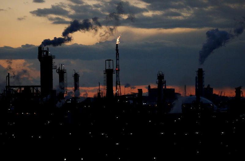 © Reuters. FILE PHOTO: Steam is emitted from factories at sunset in Keihin industrial zone in Kawasaki