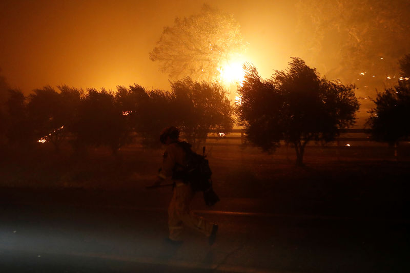 加州の山火事で数千人に避難命令、火災予防へ20万件に停電実施