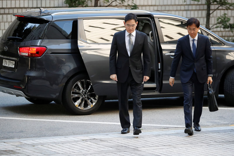 © Reuters. Samsung Electronics Vice Chairman, Jay Y. Lee, arrives at Seoul high court in Seoul