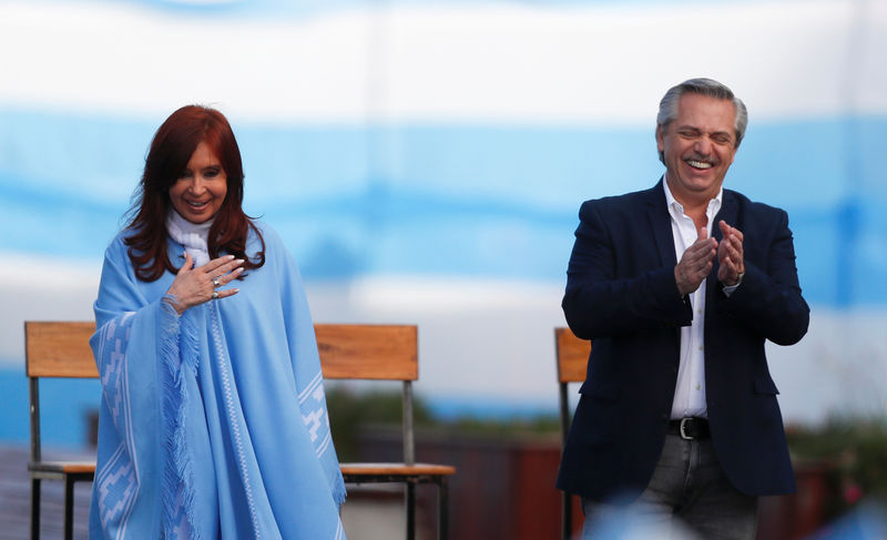 Macri y Fernández cierran la campaña presidencial en Argentina