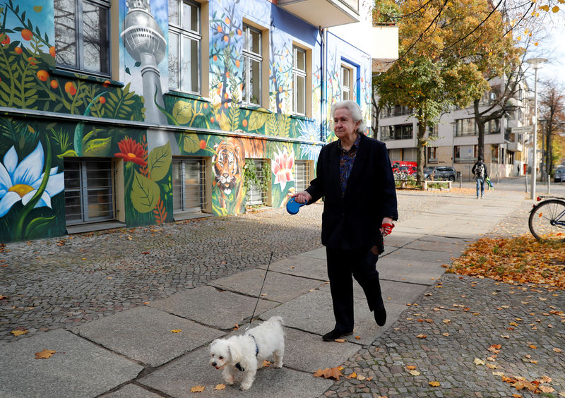 De Alicia en el País de las Maravillas a pasear el perro: los alemanes recuerdan la caída del Muro de Berlín