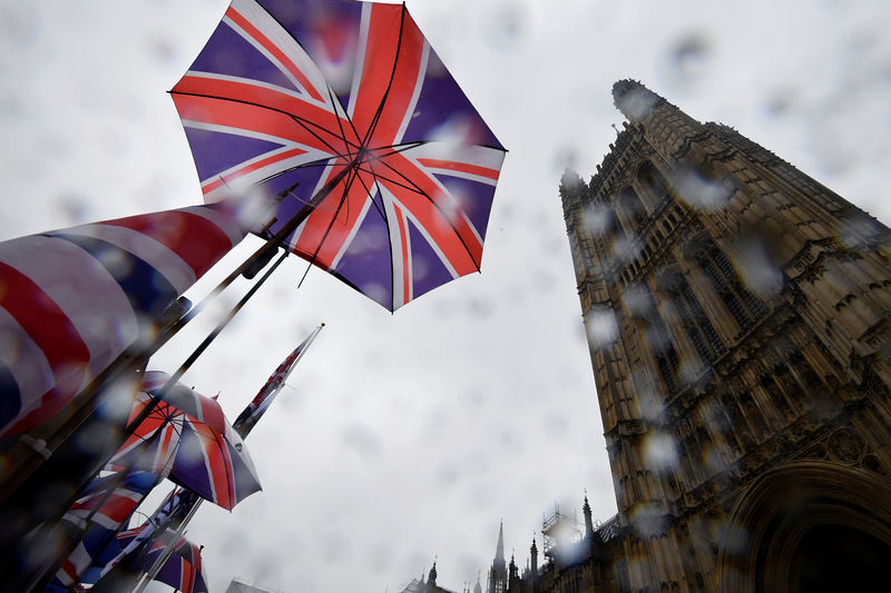 © Reuters. Banderas y un paraguas con los colores de Reino Unido en el exterior de las Cámaras del Parlamento en Londres