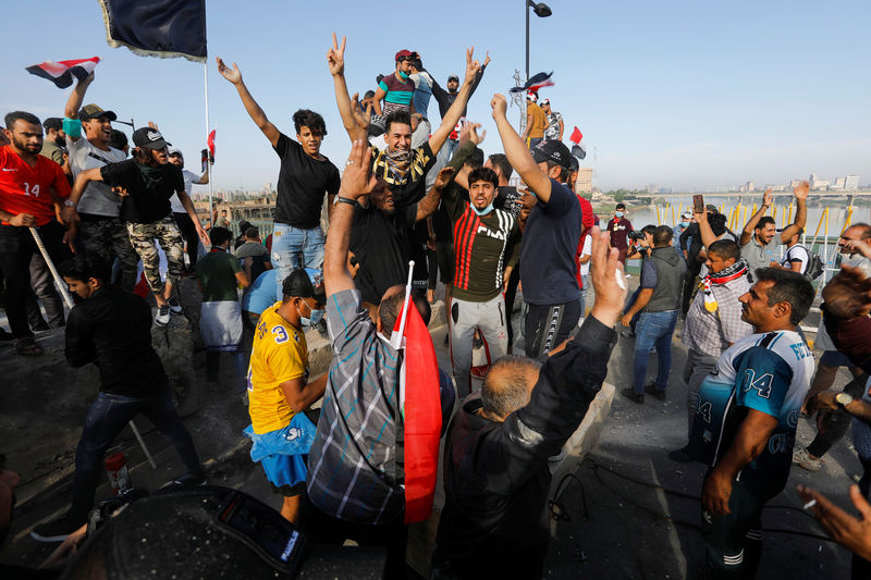 © Reuters. محتجون ينظمون مسيرة نحو المنطقة الخضراء في بغداد