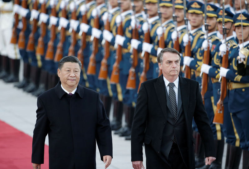 © Reuters. Chinese President Xi Jinping and Brazilian President Jair Bolsonaro attend a welcoming ceremony in Beijing