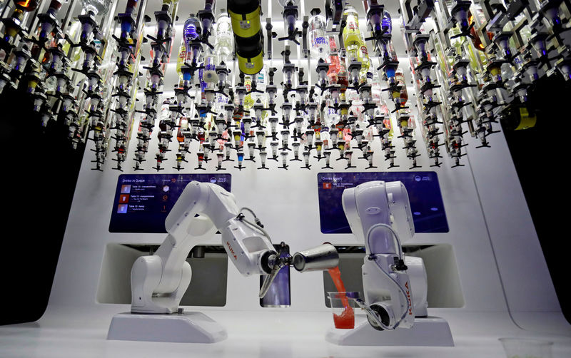© Reuters. FILE PHOTO: A robotic bartender prepares drinks in Karlovy Lazne Music Club in Prague