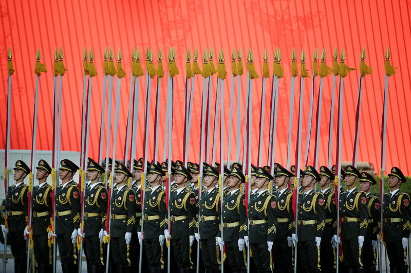 © Reuters. Members of the honour guard attend a welcome ceremony in Beijing