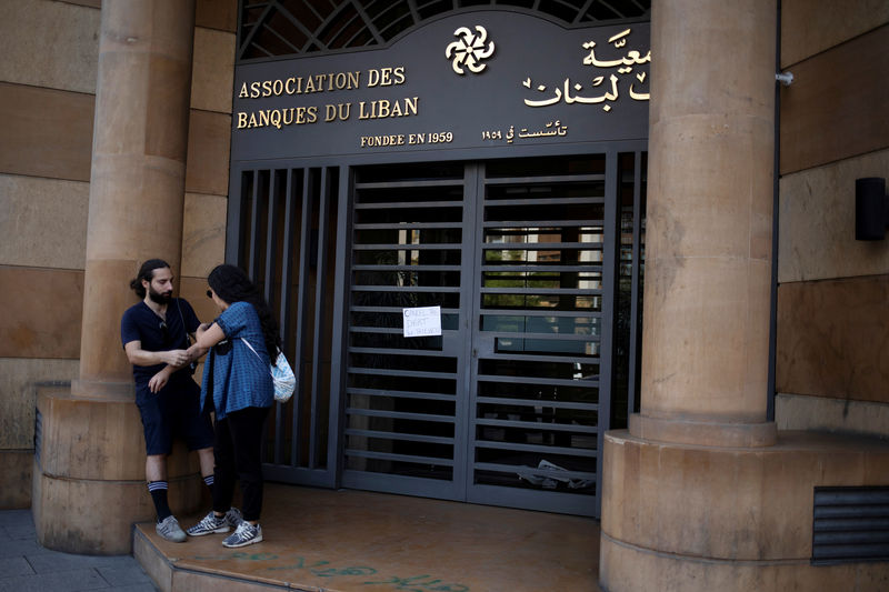 © Reuters. A couple stands outside the closed entrance of the Association of Banks in Lebanon in downtown Beirut