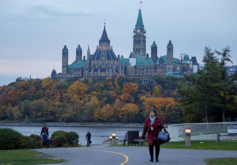 © Reuters. People pass near on Parliament Hill the morning after the federal election in Ottawa