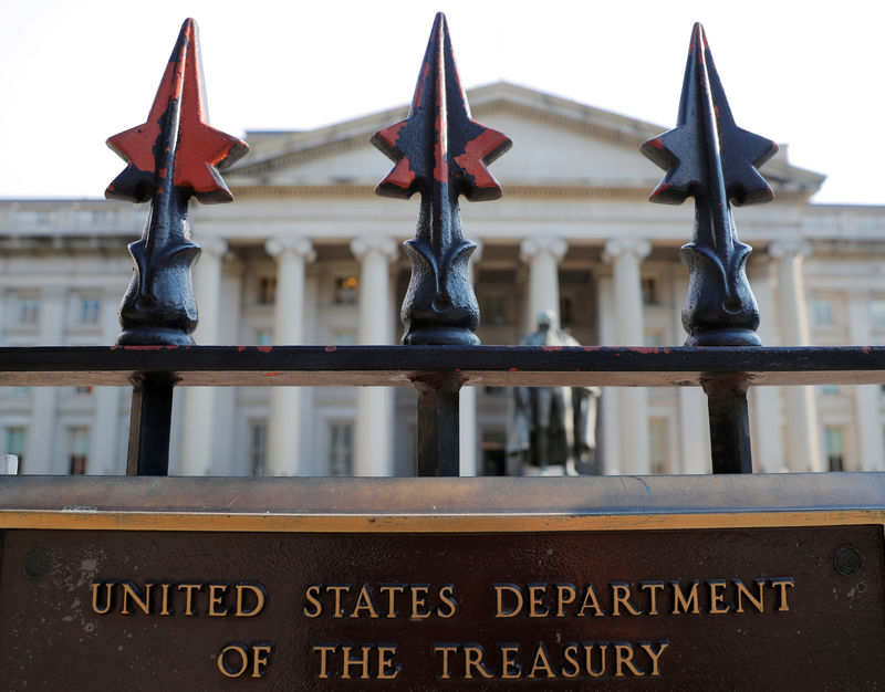 © Reuters. FOTO DE ARCHIVO: Un letrero marca el Departamento del Tesoro de Estados Unidos en Washington