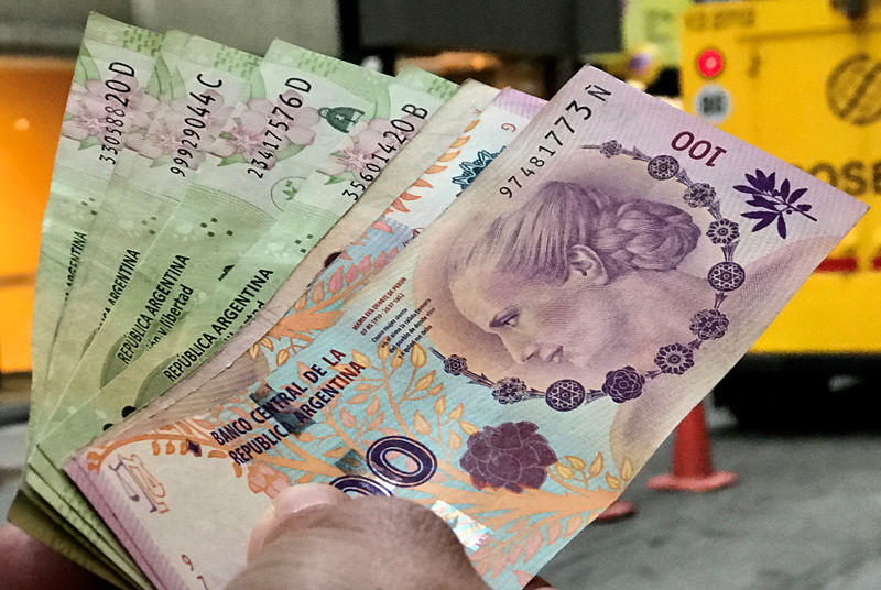 Banco central da Argentina queima reservas antes das eleições, mas peso ainda assim derrete