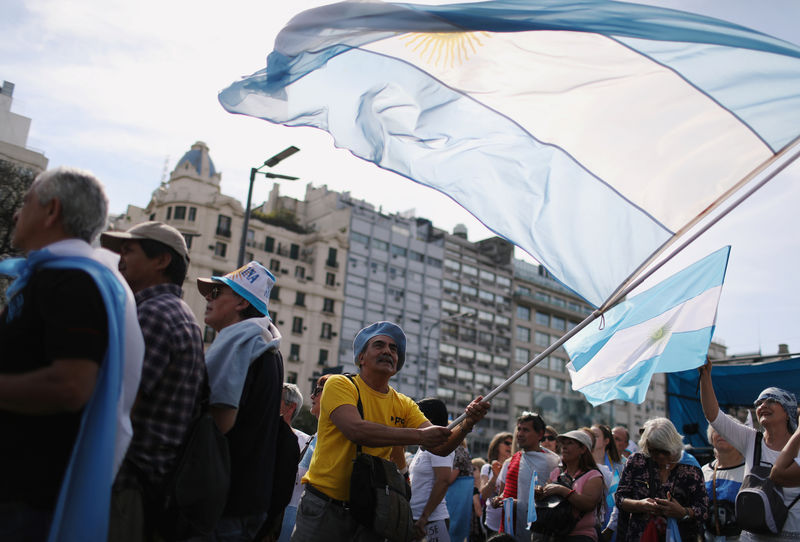 ANÁLISE-Retórica dura de Bolsonaro contra favoritos em eleição argentina arrisca relação e equilíbrio regional