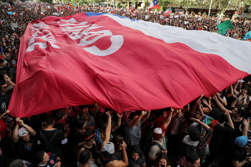 Multidão toma ruas do Chile em maior protesto desde a volta à democracia