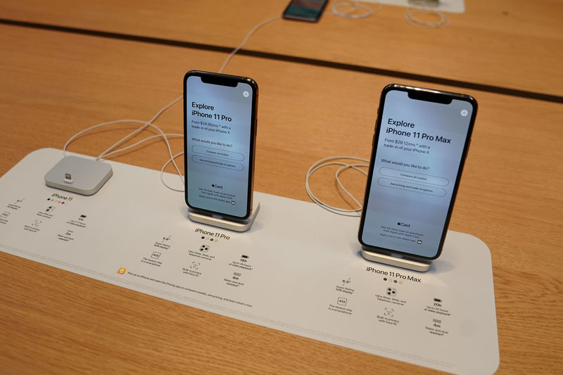 © Reuters. Apple iPhone 11's are pictured inside of the Apple Store on Fifth Ave in the Manhattan borough of New York