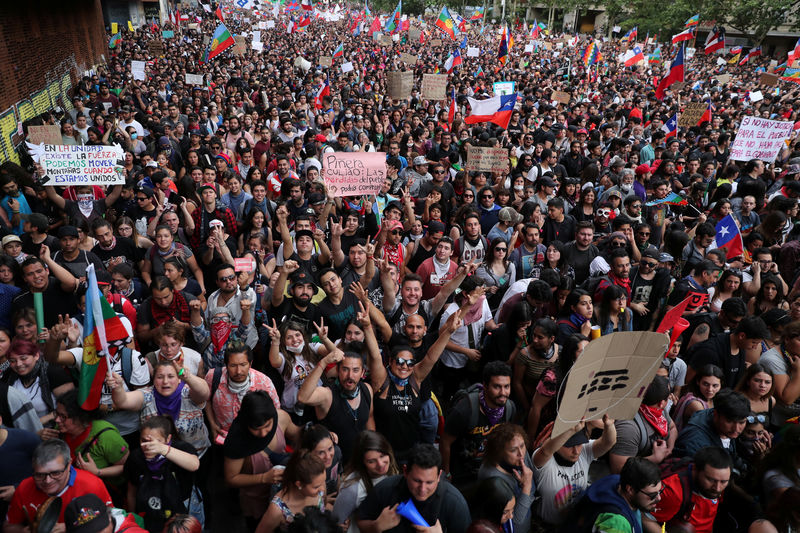 © Reuters. Protest against Chile's state economic model in Santiago