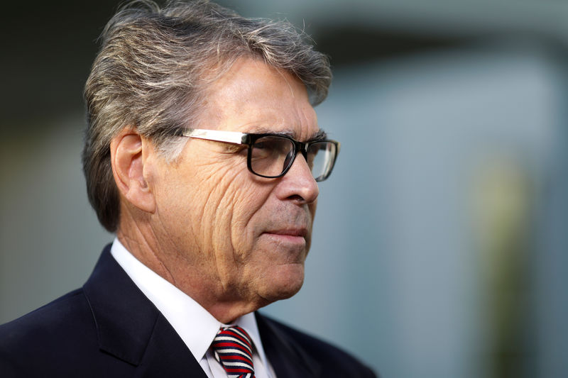 © Reuters. FILE PHOTO: U.S. Secretary of Energy Rick Perry speaks to reporters outside the West Wing of the White House