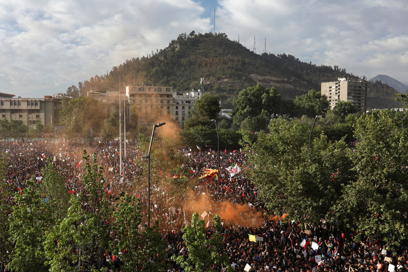 El presidente de Chile pide la renuncia a todos sus ministros tras la ola de movilizaciones