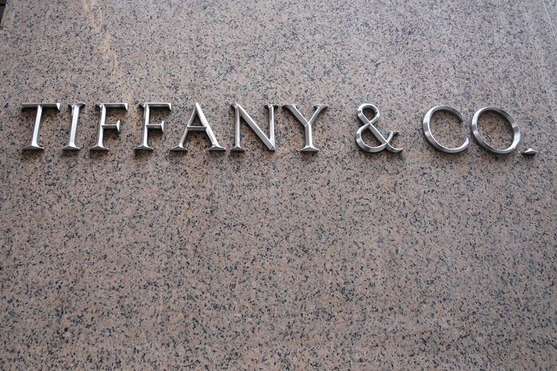 © Reuters. A Tiffany & Co logo is seen outside the store on 5th Ave in New York