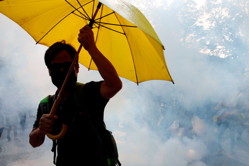 Manifestantes de Hong Kong lanzan cócteles molotov tras ser dispersados con gases lacrimógenos
