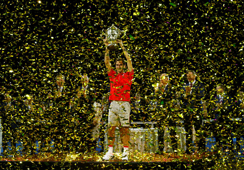 © Reuters. فيدرر يقهر دي مينو ويتوج بلقبه العاشر في بطولة بازل للتنس