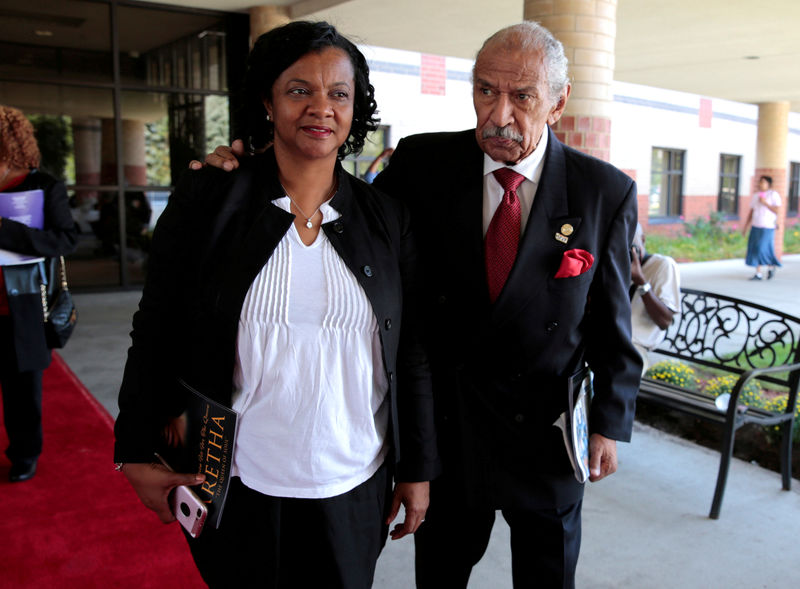 © Reuters. FILE PHOTO: Former Democratic U.S. Representative John Conyers and his wife Monica leave following the funeral service for the late singer Aretha Franklin at the Greater Grace Temple in Detroit